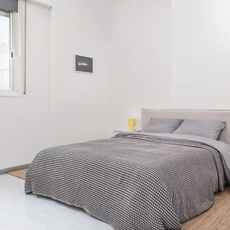 Quiet & Spacious 2-bedroom Near Old Town Apartment